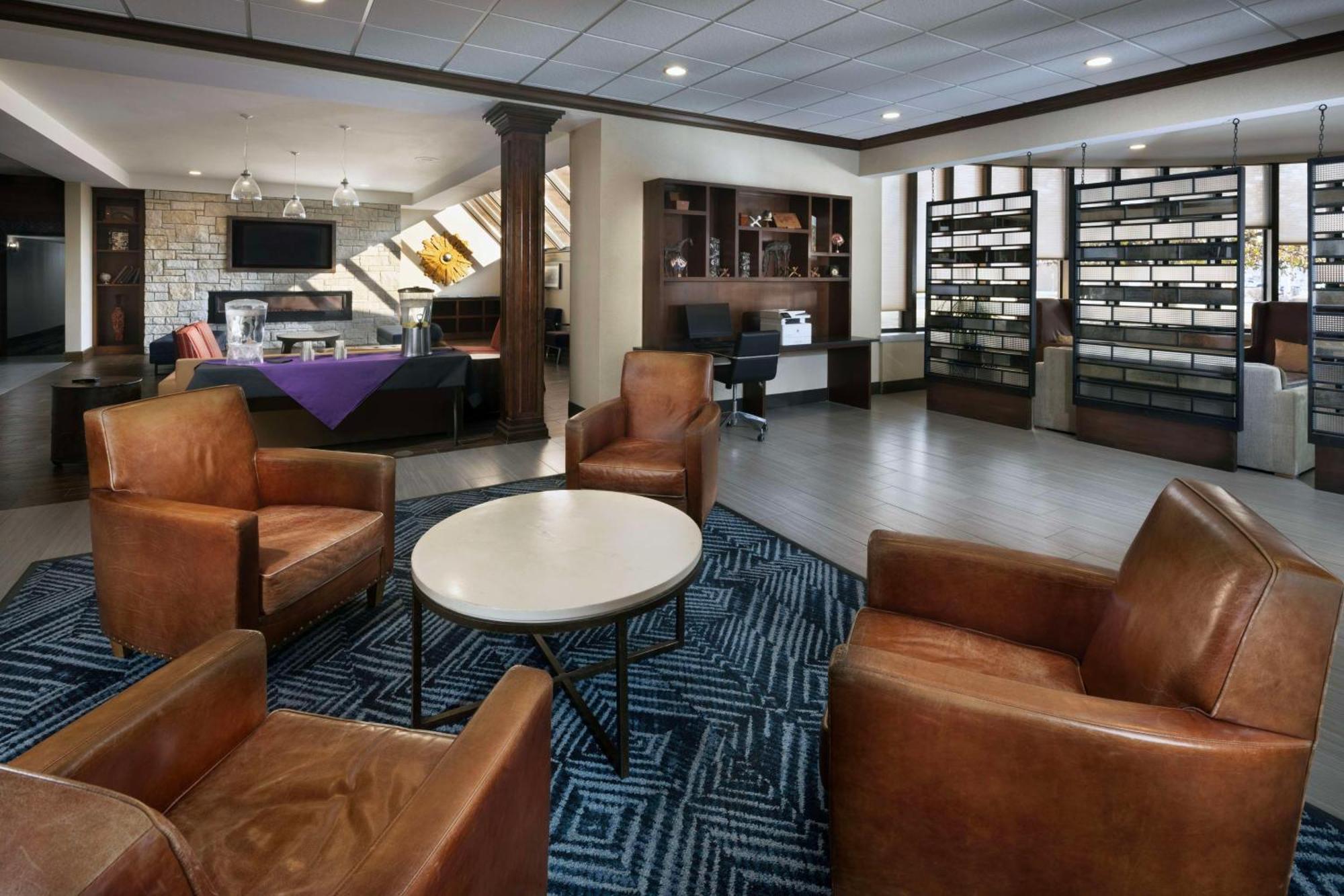 Doubletree By Hilton Manhattan, Ks Exteriér fotografie