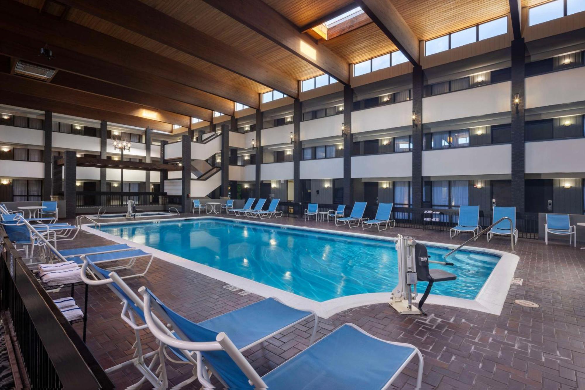 Doubletree By Hilton Manhattan, Ks Exteriér fotografie