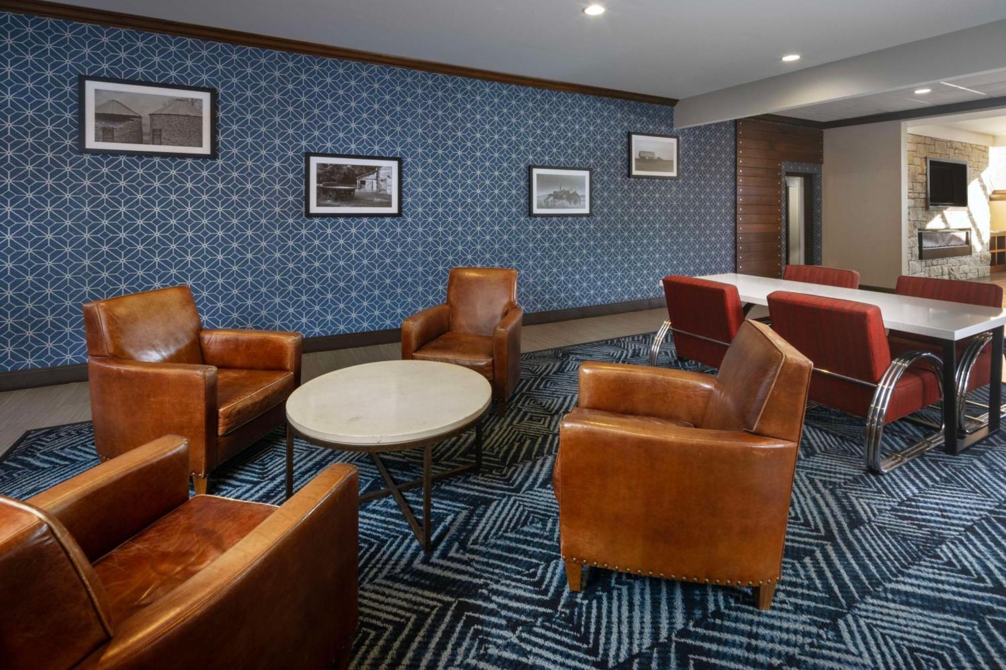 Doubletree By Hilton Manhattan, Ks Exteriér fotografie