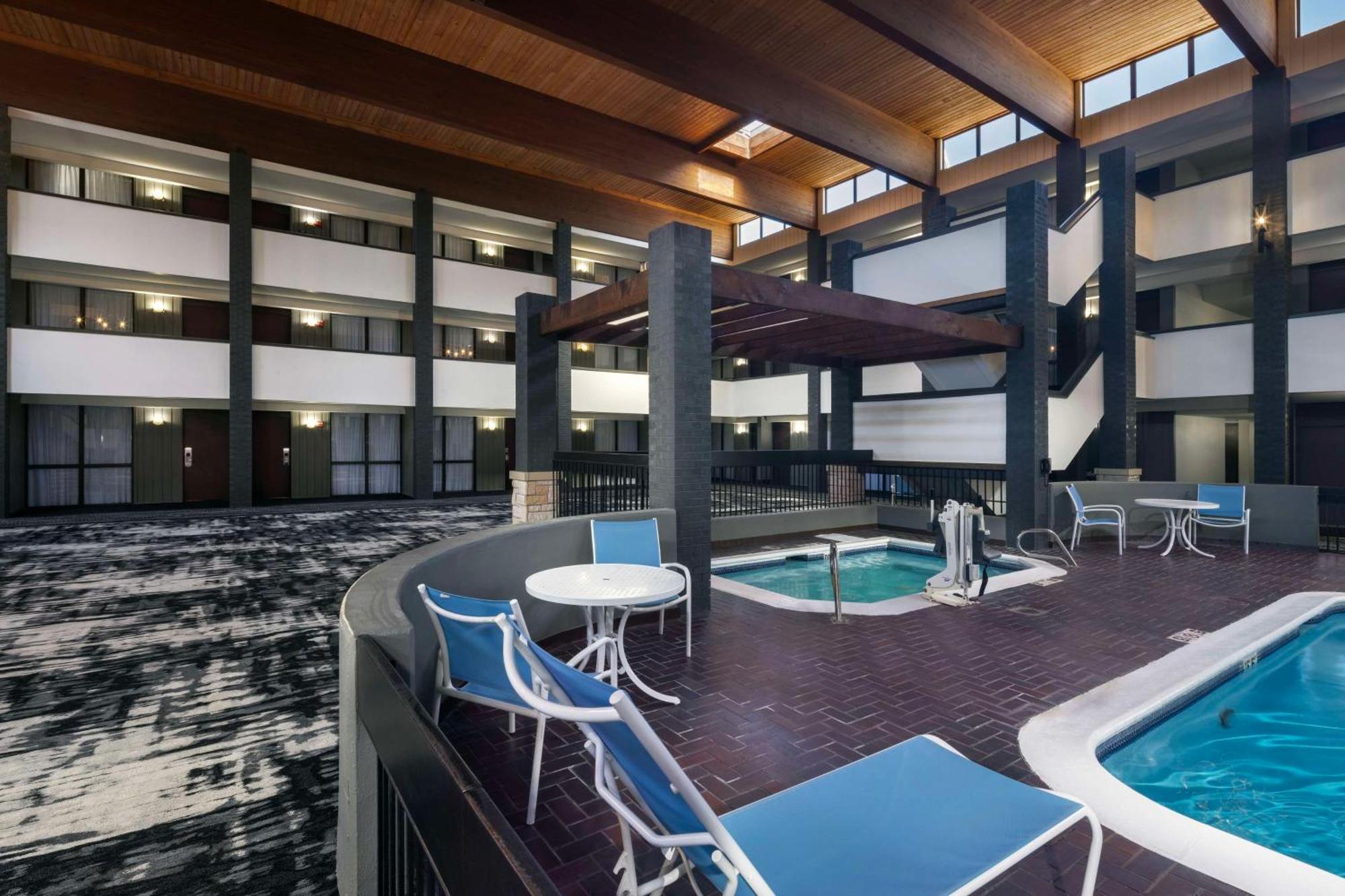 Doubletree By Hilton Manhattan, Ks Exteriér fotografie