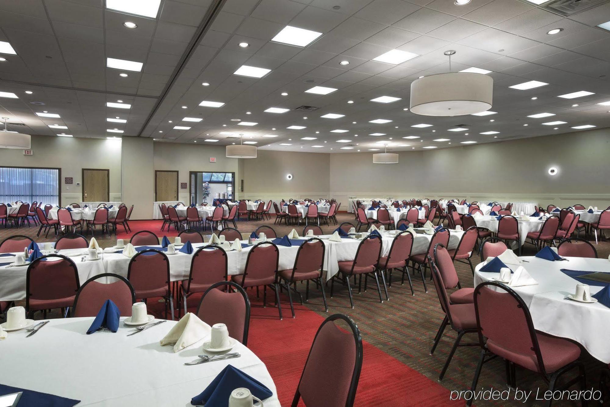 Doubletree By Hilton Manhattan, Ks Exteriér fotografie