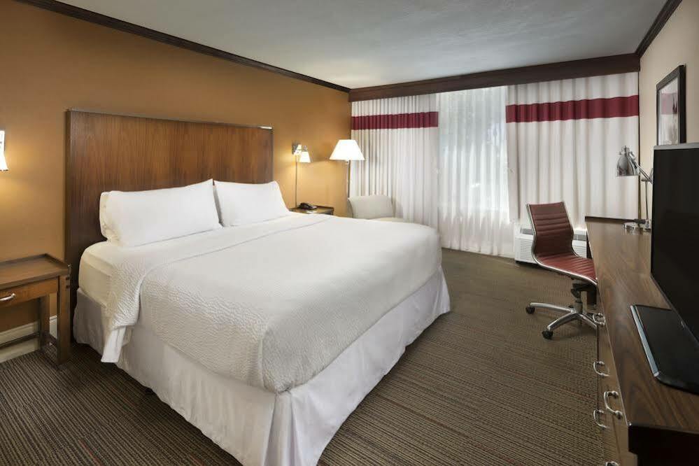 Doubletree By Hilton Manhattan, Ks Exteriér fotografie